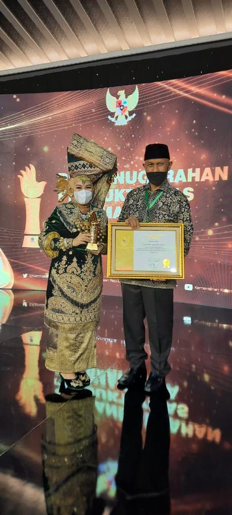 Penghargaan PARAMAKARYA Kategori Pemimpin dalam Industri